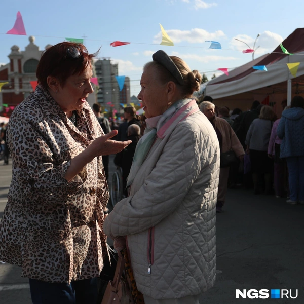 Больше всего на ярмарке подруг в возрасте, которые решили провести время вместе с пользой | Источник: Андрей Бортко / NGS.RU