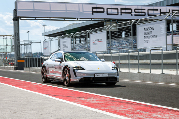 Успеть за четыре часа: как Санкт-Петербург принял Porsche World Road Show