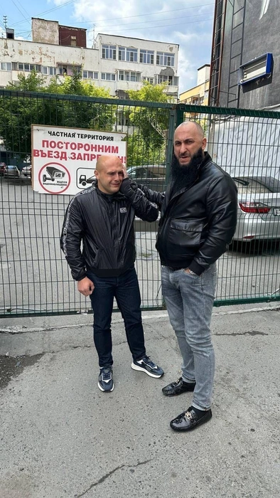 Тимур (на фото справа) заставлял инвалида по слуху извиняться на камеру | Источник: читатель E1.RU