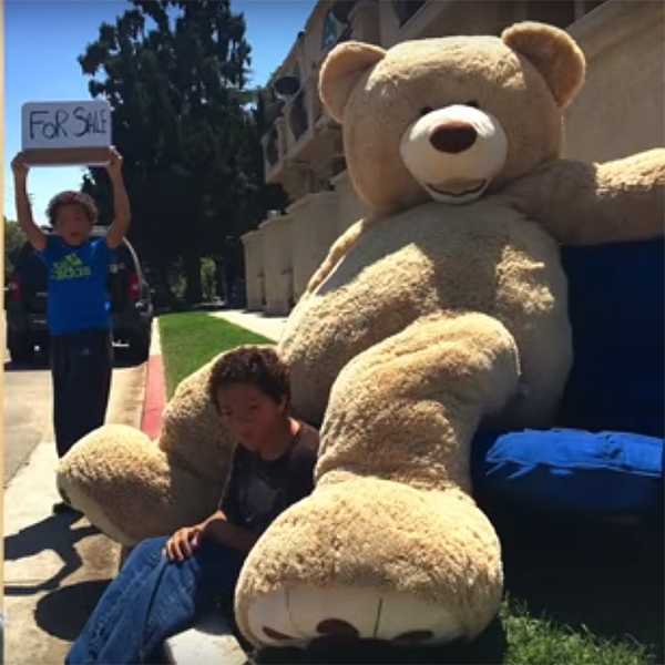 Джоли купила двухметрового медведя, чтобы помочь детям