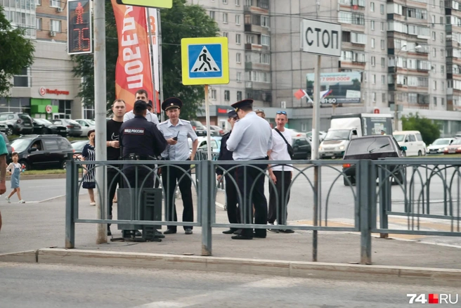 Верный признак визита высокопоставленного лица — силовики на каждом углу | Источник: Михаил Шилкин