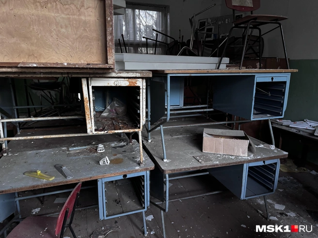 Что-то из мебели осталось внутри, хотя и в ужасном состоянии | Источник: Алина Мельникова / MSK1.RU