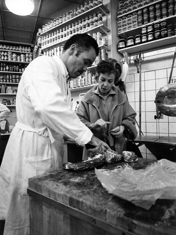 Лилиан Крейг в продуктовом магазине в Стокгольме, 1968