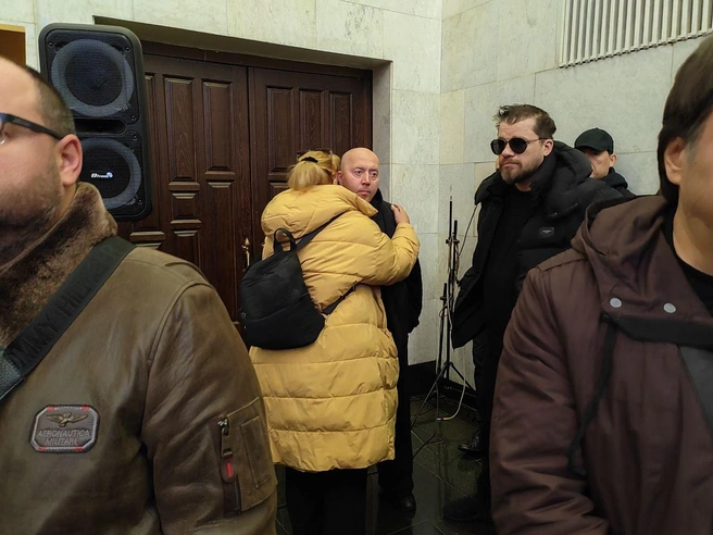 Сергей Бурунов и Гарик Харламов на прощании с Романом Поповым | Источник: MSK1.RU