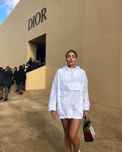Дарья Коновалова пришла на шоу Dior с голыми ногами и в ультрамини, несмотря на температуру и насморк
