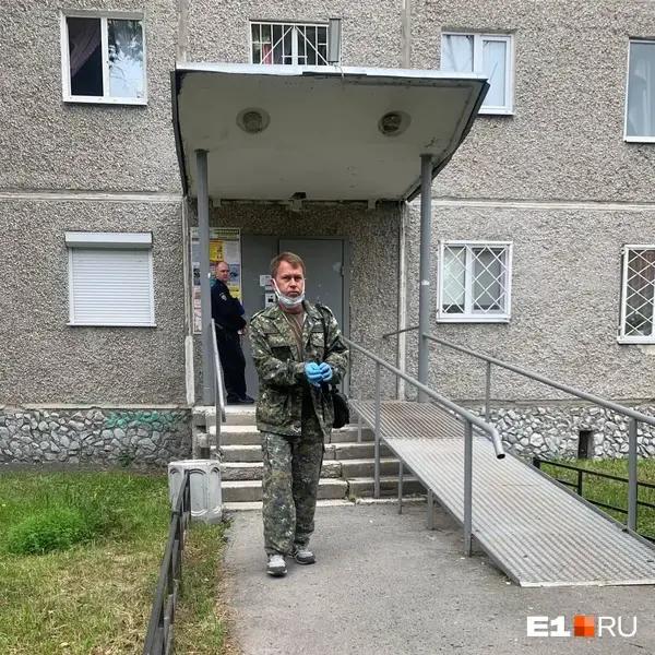 Специалисты уже вынесли тела матери-одиночки и детей из злополучной квартиры