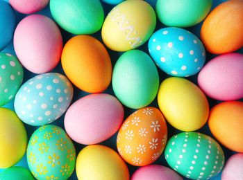 11 способов покрасить яйца на Пасху без химии