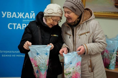 Петербургский фонд собирает подарки для пожилых к праздникам