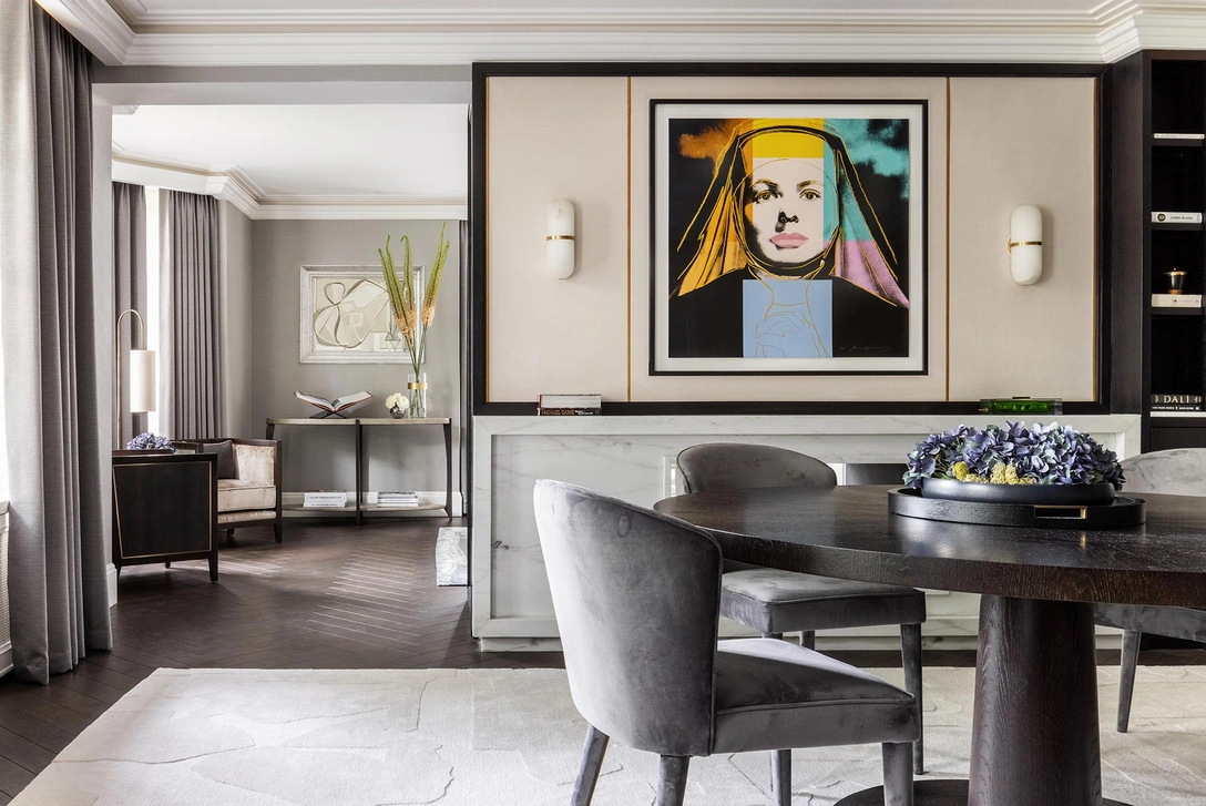 Столовая. Обои, Phillip Jeffries. Замшевые стеновые панели, Kirby. Стол, SM London. Стулья, Liang & Eimil. На заднем плане — консоль и кресла, Simpsons. Картина, Бьянка Смит. | Источник: ВИГО ДЖОНСОНС (VIGO JANSONS)