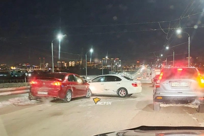 ДТП на Октябрьском мосту привело к затору