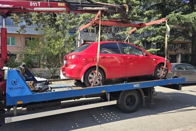 Авто эвакуировали в Сочи, пока водитель прятался от дронов