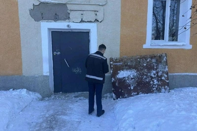 В Никеле возбуждено дело из-за обрушения козырька