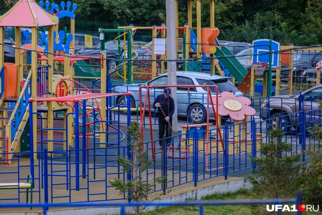 И подметают метлой | Источник: Булат Салихов / UFA1.RU