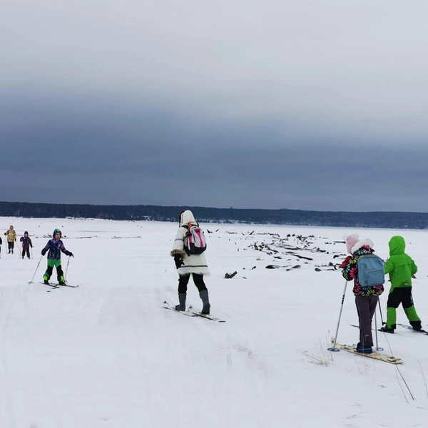 Гулять на лыжах по замерзшему водохранилищу берут даже дошкольников — это на самом деле очень легкая прогулка. Главное — дождаться, когда лед станет действительно безопасным | Источник: Денис Раннев