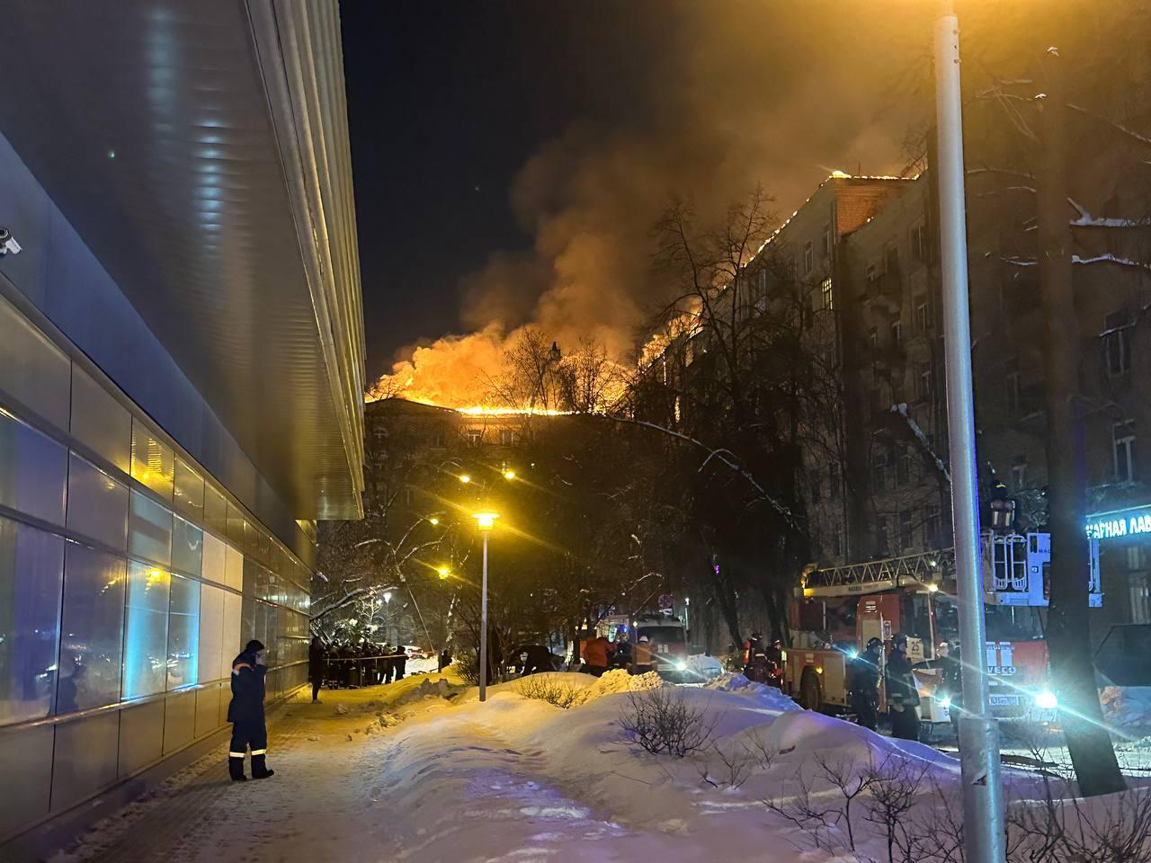 Очевидцы — о самом крупном пожаре в истории Москвы в жилом доме на  Черняховского: певица Наталья Штурм рассказала, как бушевало пламя в «доме  писателей», во многих семьях жили инвалиды или маленькие дети - 9 февраля  2024 ...