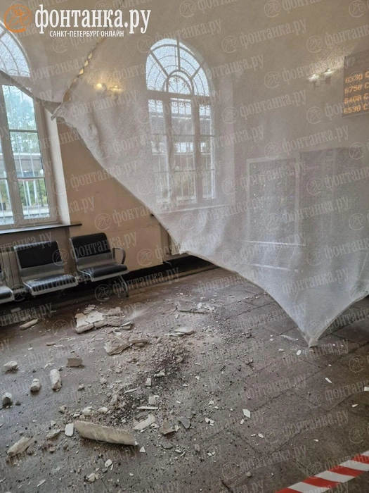 Часть потолка обрушилась в здании вокзала Павловска | Источник: читатель «Фонтанки»