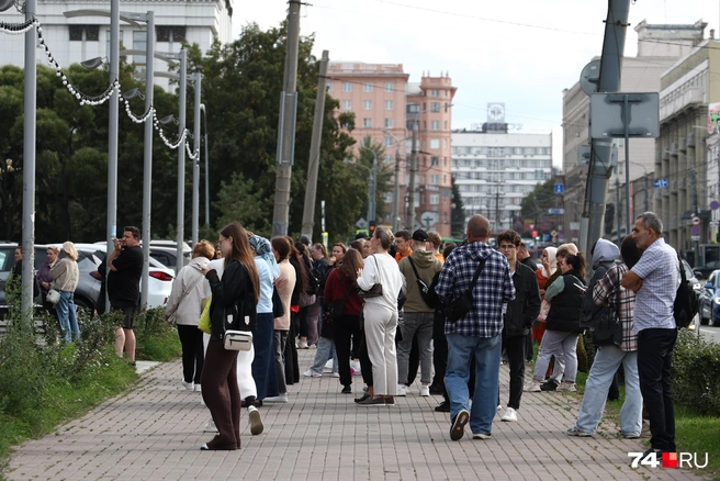 Посетители и сотрудники ждут на улице  | Источник: Наталья Лапцевич