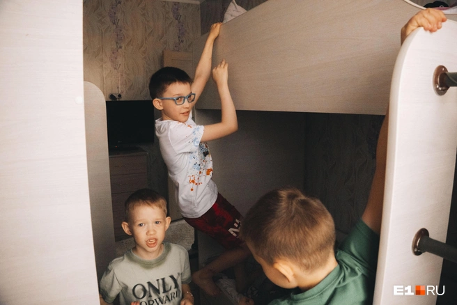 В детской у парней есть свои кровати — они стояли вплотную друг к другу, девочки же пока спят с родителями | Источник: Кирилл Кушнов / E1.RU