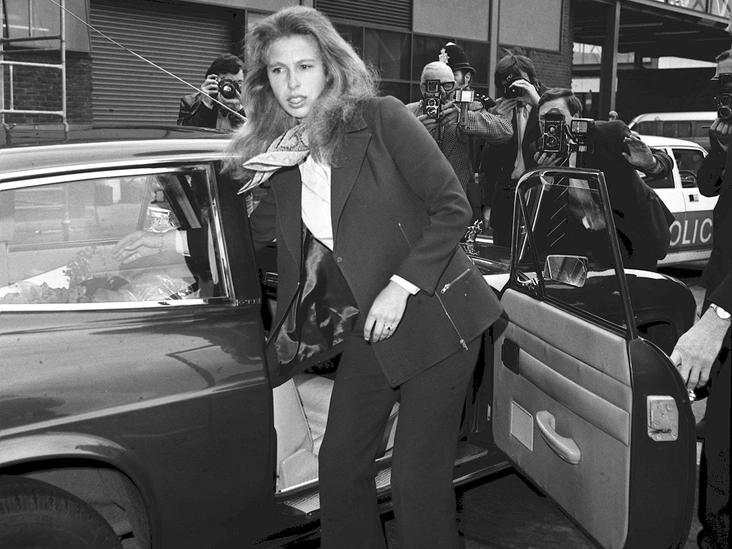 Принцесса Анна садится в свой автомобиль в аэропорту Хитроу по возвращении из Западной Германии, 11 июня 1973