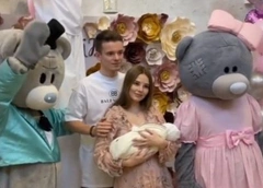 Арсений Шульгин забрал жену с новорожденной дочерью из роддома