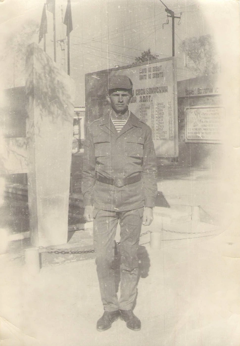 Виктор Шлыков у памятника со списком погибших при выполнении интернационального долга | Источник: архив Виктора Шлыкова