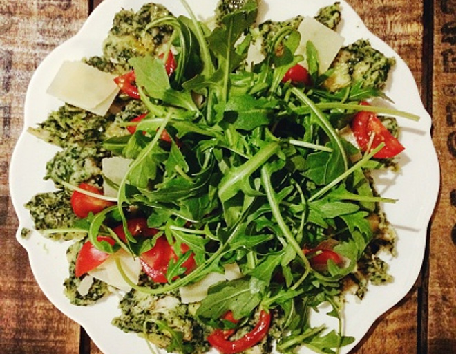 салат из рукколы и помидоров черри