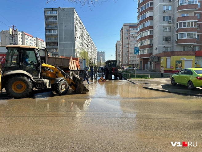 Техники у места порыва всё больше | Источник: Диана Гебельт / V1.RU