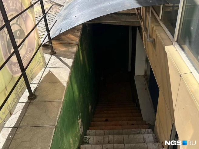 Заведение находится в подвале жилого дома. Неприятный запах ощущается уже на ступеньках | Источник: Настасья Медведева / NGS.RU