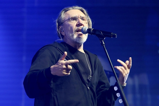Сергей Шнуров вышел на сцену ровно в 20:00, готовый начать концерт, но так как зал еще не успел заполниться, перенес старт на 15 минут | Источник: Наталья Лапцевич