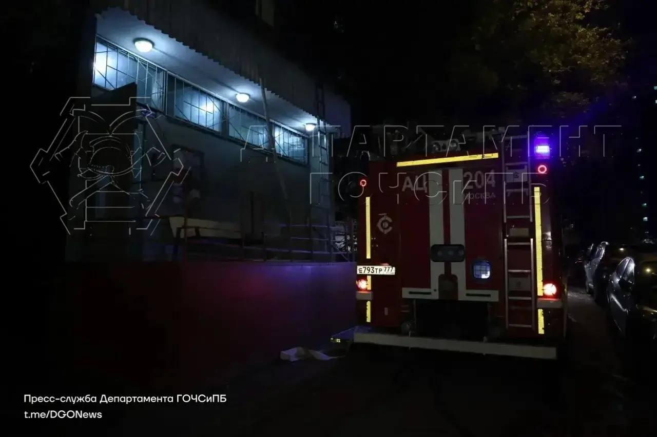 На северо-западе Москвы загорелась квартира в жилом доме — есть пострадавший