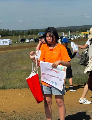 Волонтеры раздают программу и карту | Источник: Ольга Донская / 14.RU