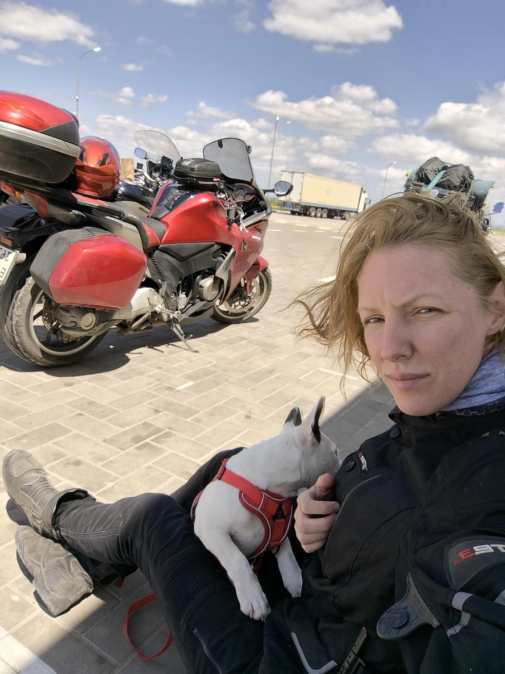 Надежде 41 год, она 5 лет ездит на мотоцикле | Источник: Личная страница Надежды во «Вконтакте»