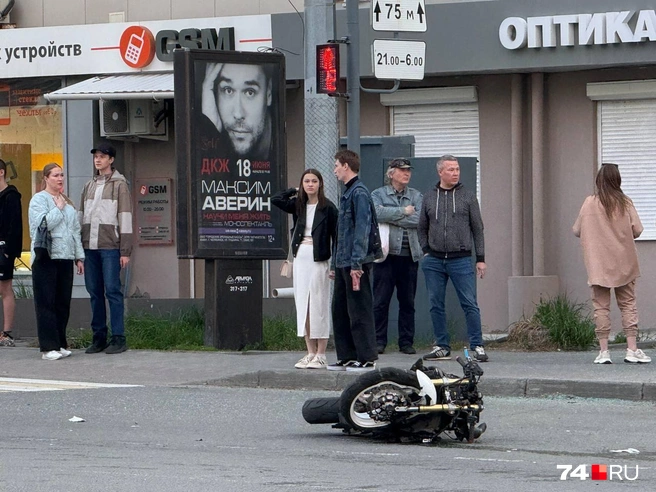 У мотоцикла заметные повреждения колеса | Источник: читатель 74.RU