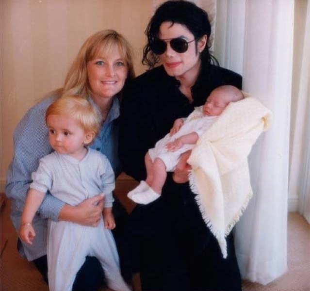 Майкл Джексон с Дебби Роу, сыном Принсом и дочерью Пэрис