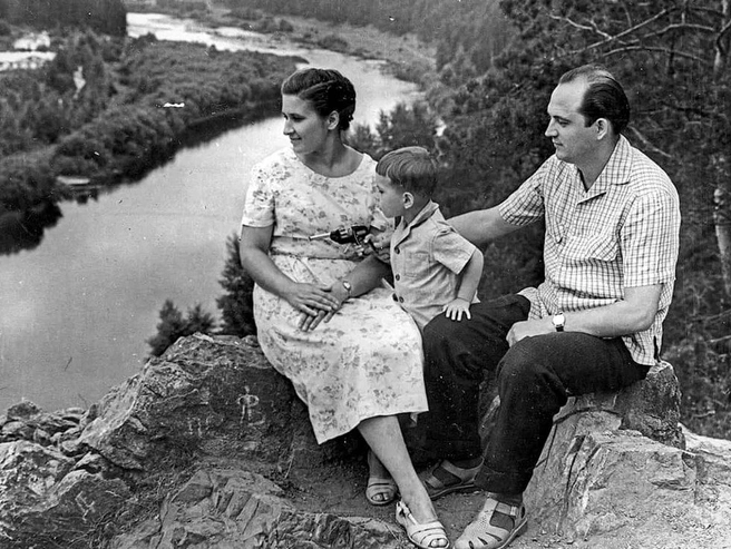 Алеша Балабанов со своими родителями | Источник: фото из книги Марии Кувшиновой «Балабанов»