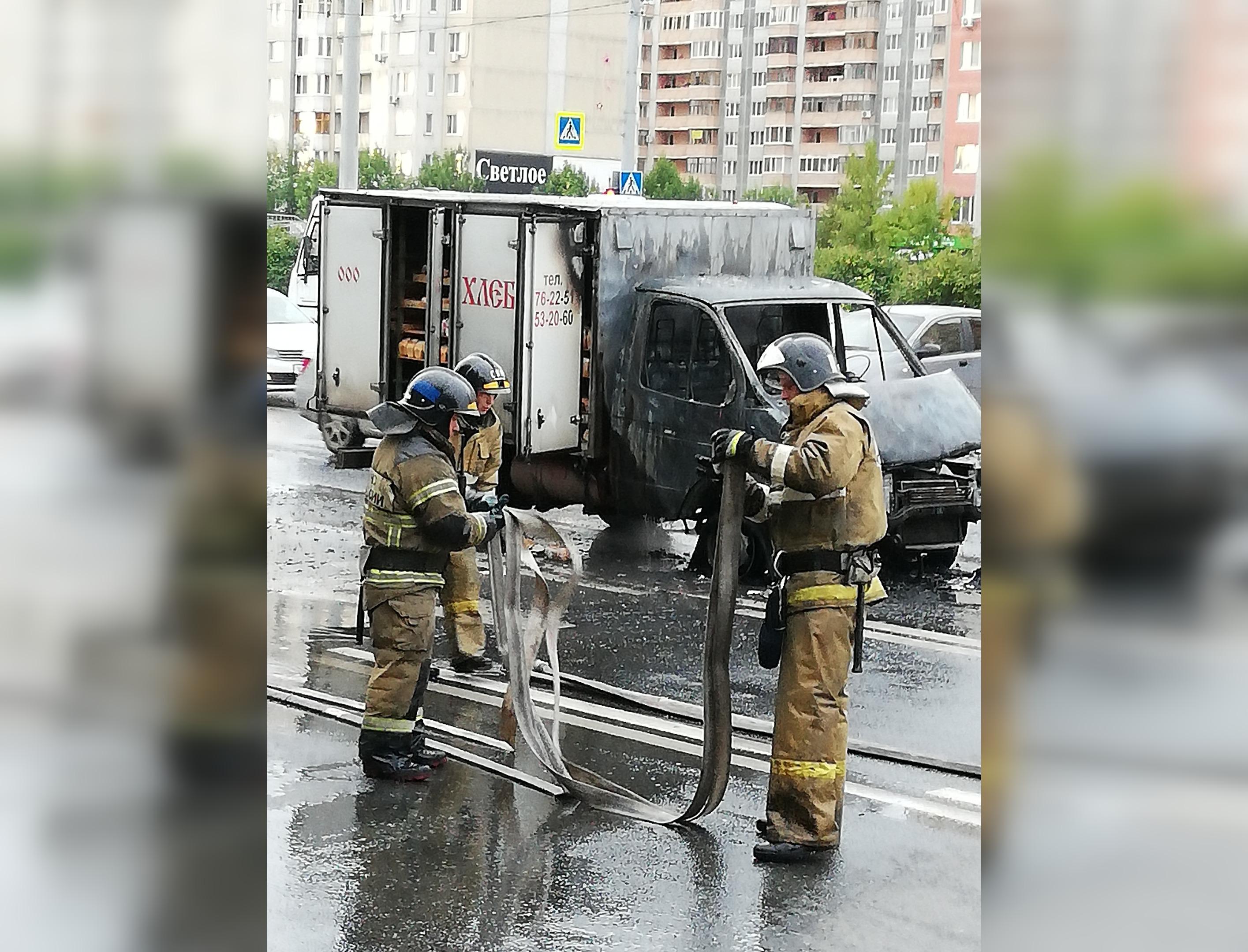 Газель», перевозившая хлеб, загорелась посреди дороги на Широтной - 11  сентября 2018 - 72.ру