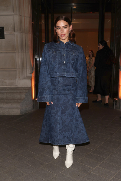 Лили Джеймс не расстается с женственностью, Алекса Чанг показывает идеальную замену каблукам: звезды на ужине Vogue 100 x Erdem