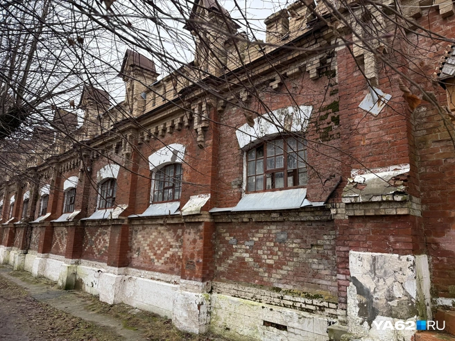 Сейчас здания конезавода тоже нуждаются в восстановлении | Источник: Сергей Петунин / YA62.RU