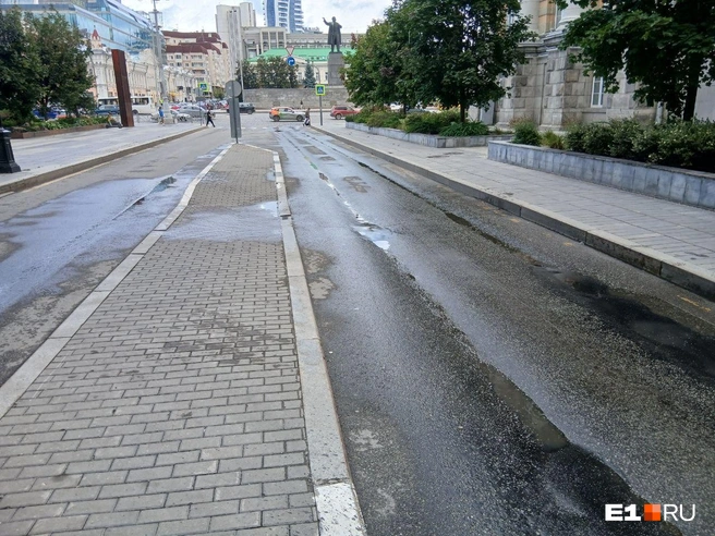 На участке давно образовались глубокие колеи | Источник: Роман Марьяненко / E1.RU