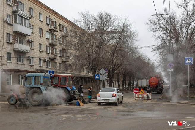 Столбы поднимающегося вверх пара наглядно показывают характер проблем на улице | Источник: Константин Завриков / V1.RU