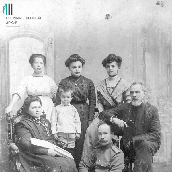 Семья офицера в фотоателье, 1910 год | Источник: Госархив Пермского края