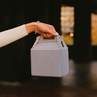 А вы знали, что у Сьюки Уотерхаус есть очень симпатичный бренд сумок и украшений?