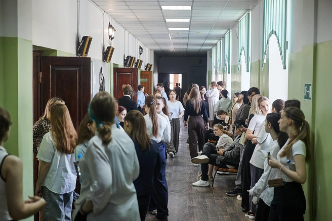 Перед экзаменом школьники общались и поддерживали друг друга | Источник: Александр Ощепков / NGS.RU