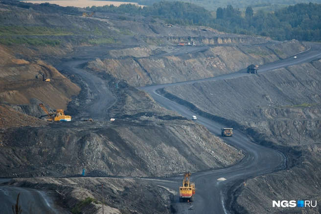 Добыча антрацита уже вплотную подошла к нескольким населенным пунктам, в том числе к деревне Харино | Источник: Андрей Бортко / NGS.ru