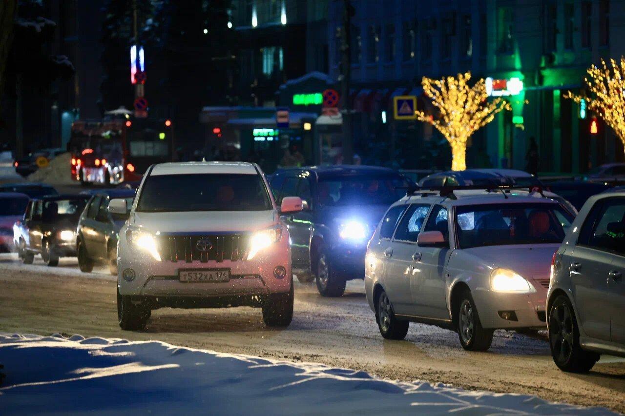 Ныряют в средний ряд  будто залетают на пит-стоп: челябинский автомобилист  об особенностях вождения в культурной столице