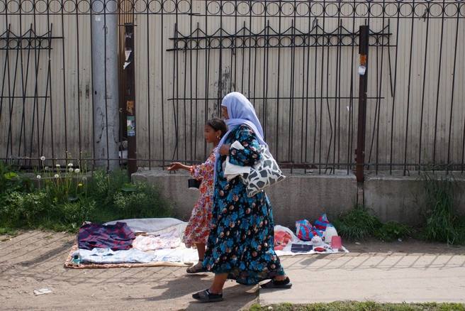 На барахолке можно найти все: от матрасов до канцелярских товаров | Источник: Андрей Бортко / NGS.RU