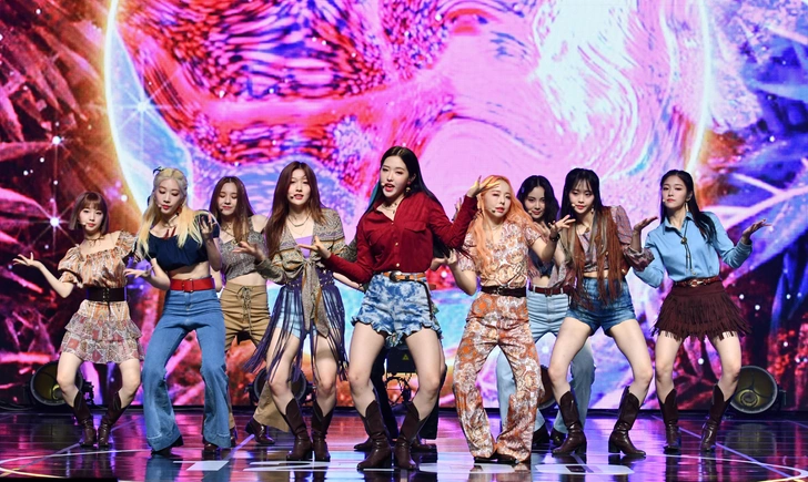 Выступление LOONA, 19 октября 2020 года в Сеуле, Южная Корея | maximonline.ru
