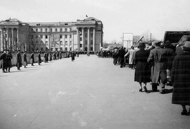 Первомайские шествия проходили через центральные городские улицы | Источник: автор неизвестен / pastvu.com