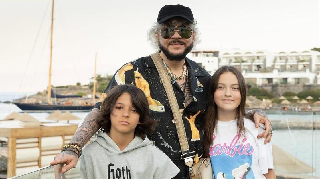 Киркоров встретил 59-летие дома&nbsp;&mdash; в халате и с детьми