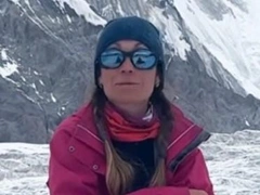 Альпинистка Наталья Наговицына, застрявшая на пике Победы со сломанной ногой, перестала подавать признаки жизни
